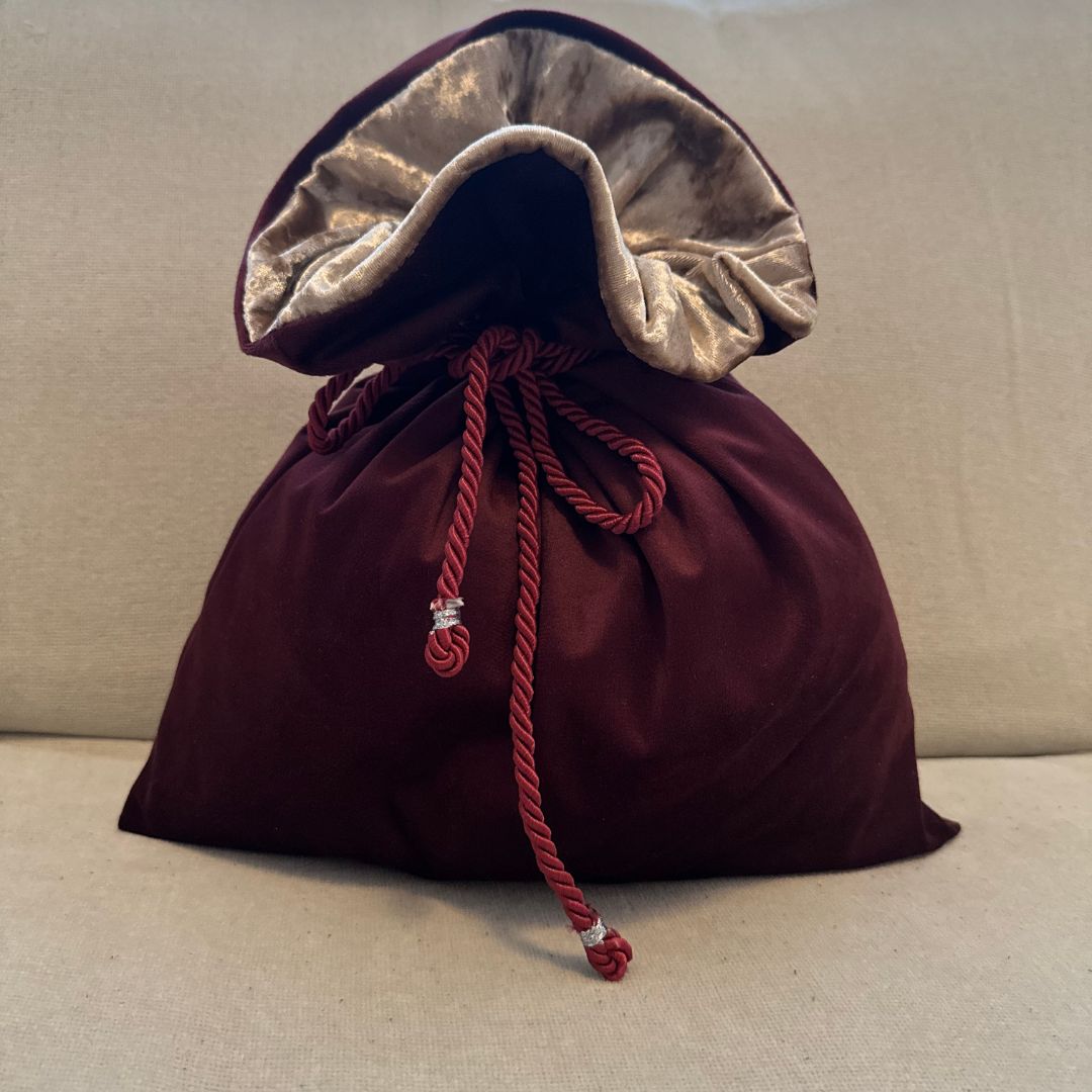 Nachhaltige Geschenkbeutel aus Samtstoff weinrot- Handgefertigter Stoff Geschenkbeutel mit roten Kordeln