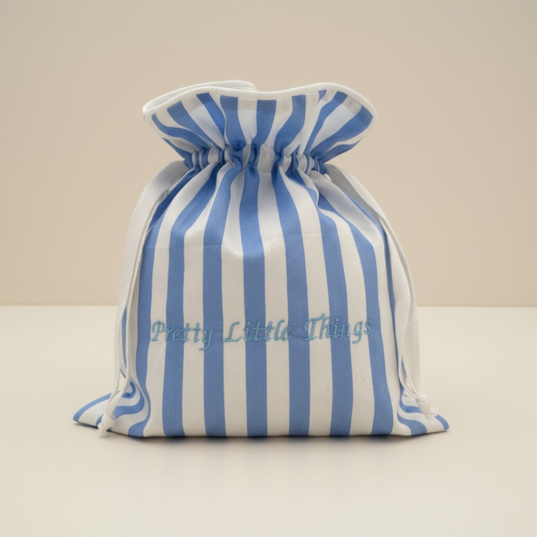 Gestreifter Stoffbeutel bestickt blau-Weiß - Nachhaltige Geschenkverpackung aus 100% Baumwolle