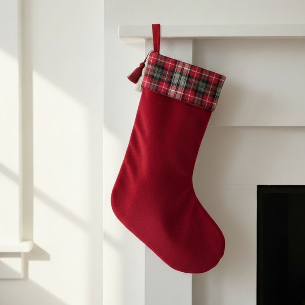 Weihnachtsstrumpf aus rotem Samt am Kamin – handgefertigte Kamindeko von Kiddoskiste