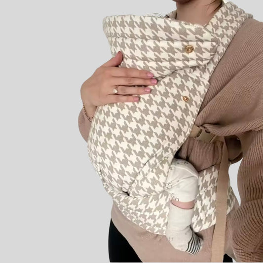 Bequeme Babytrage mit Hahnentrittmuster für Kleinkinder 3-36 Monate. Ergonomisch und mitwachsend bis 20kg – ideal für den Alltag.