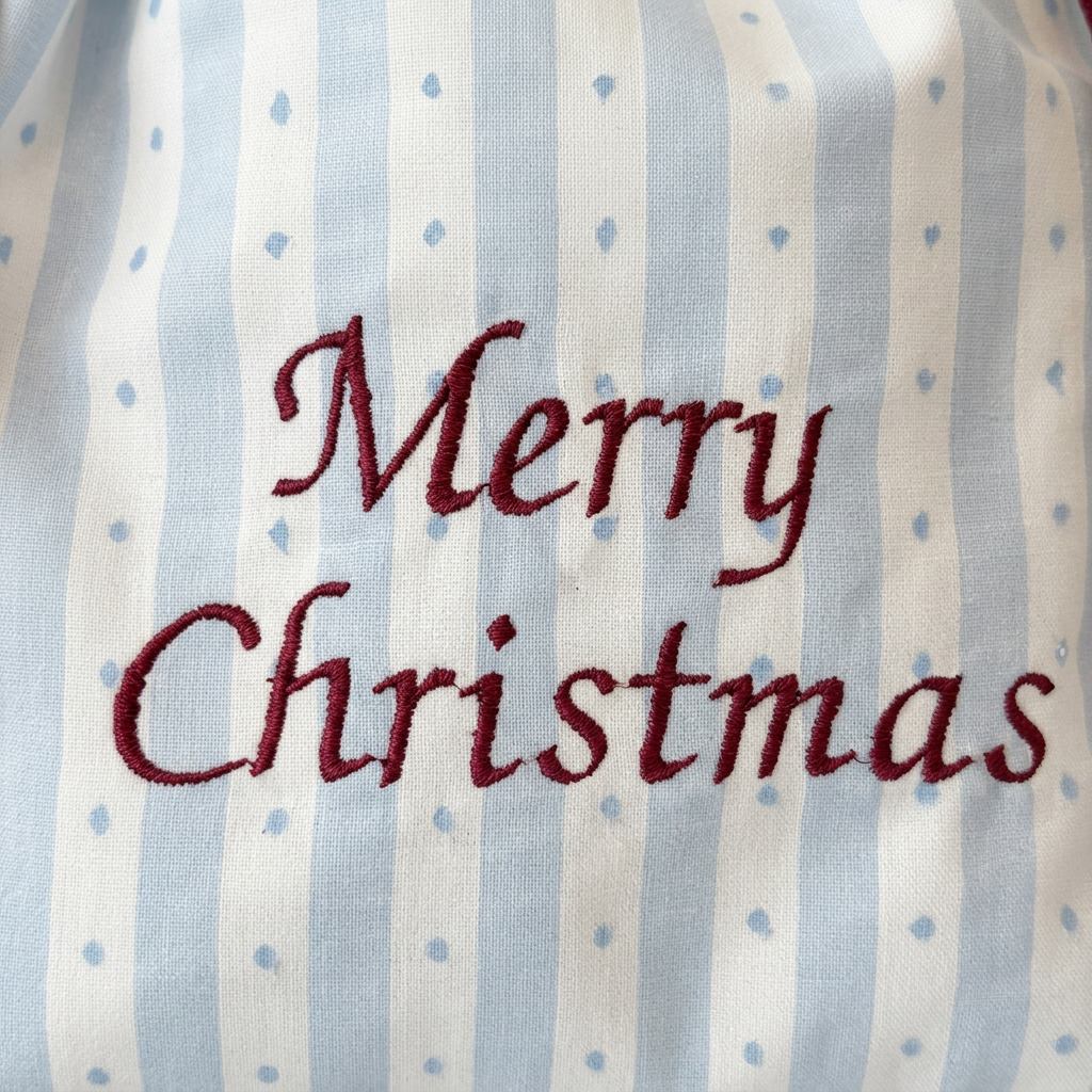 Geschenkbeutel für Weihnachten mit Stickerei Merry Christmas mit Schlüsselanhänger