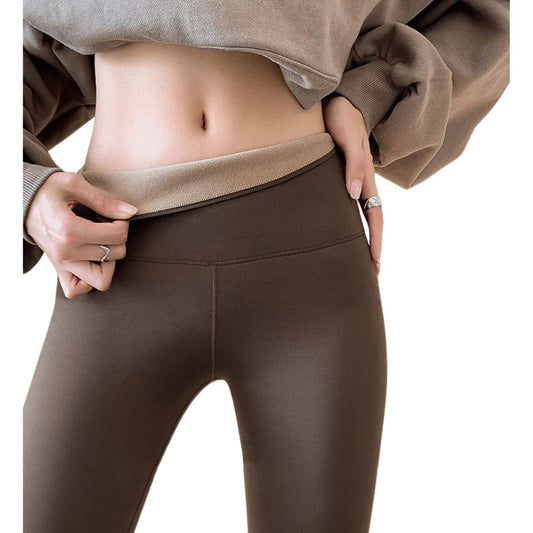 Detailansicht der braunen Thermo Leggings mit weichem Fleece-Innenfutter und elastischem Bund für optimalen Tragekomfort im Winter.