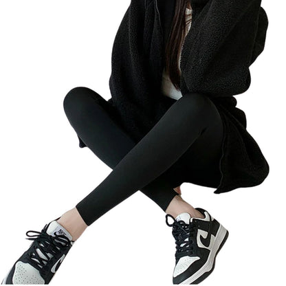 Schwarze Winter Leggings mit Fleece-Futter, kombiniert mit sportlichem Outfit. Ideal für Alltag, Freizeit und kalte Temperaturen.