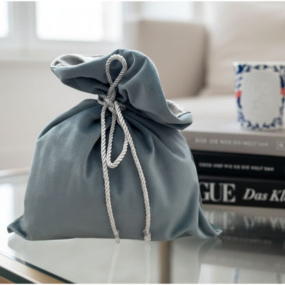 Nachhaltige Geschenkbeutel aus Samtstoff babyblau- Handgefertigter Stoff Geschenkbeutel mit silbernen Kordeln