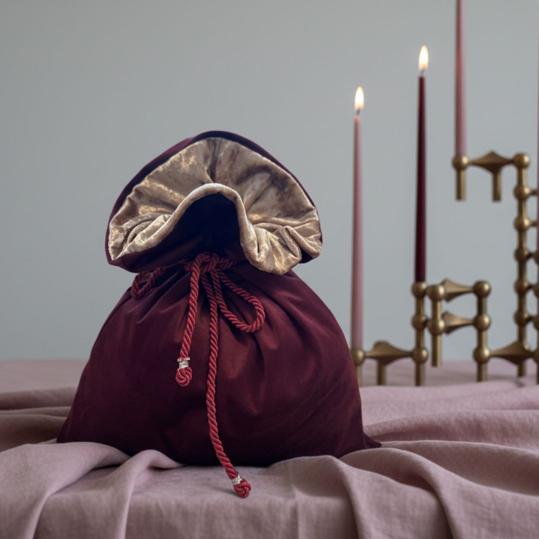 Nachhaltige Geschenkbeutel aus Samtstoff weinrot- Handgefertigter Stoff Geschenkbeutel mit roten Kordeln