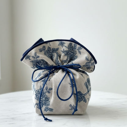 Doppelseitige Stoffverpackung in Blau, wiederverwendbare Alternative zu Geschenkpapier