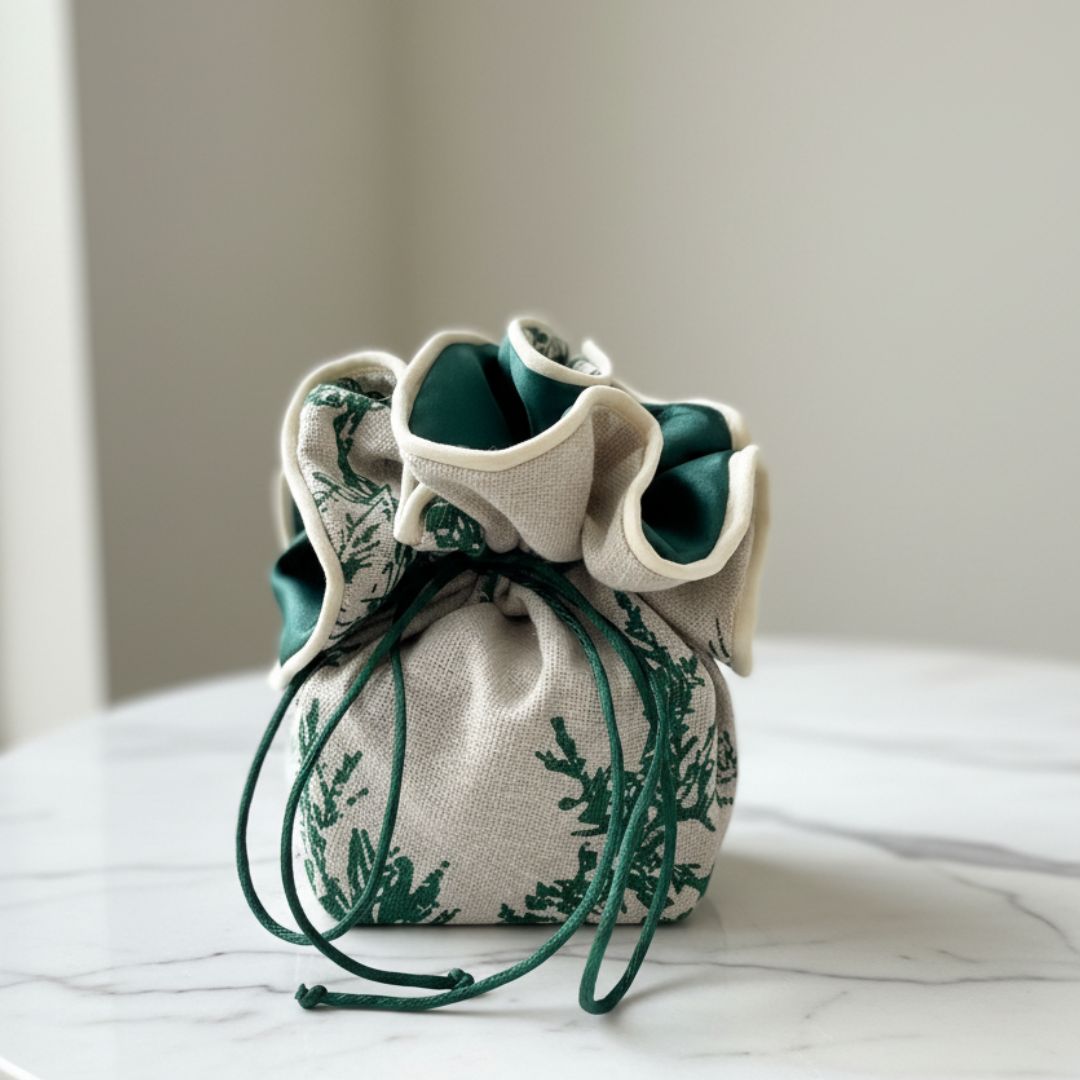 Doppelseitige Stoffverpackung in Grün mit Blumenmuster, nachhaltige Geschenkidee