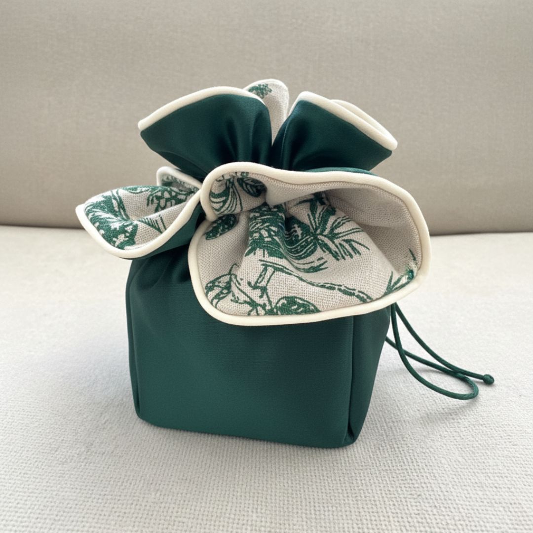 Handgefertigte Geschenkverpackung aus Stoff in Grün, wiederverwendbar, 44cm