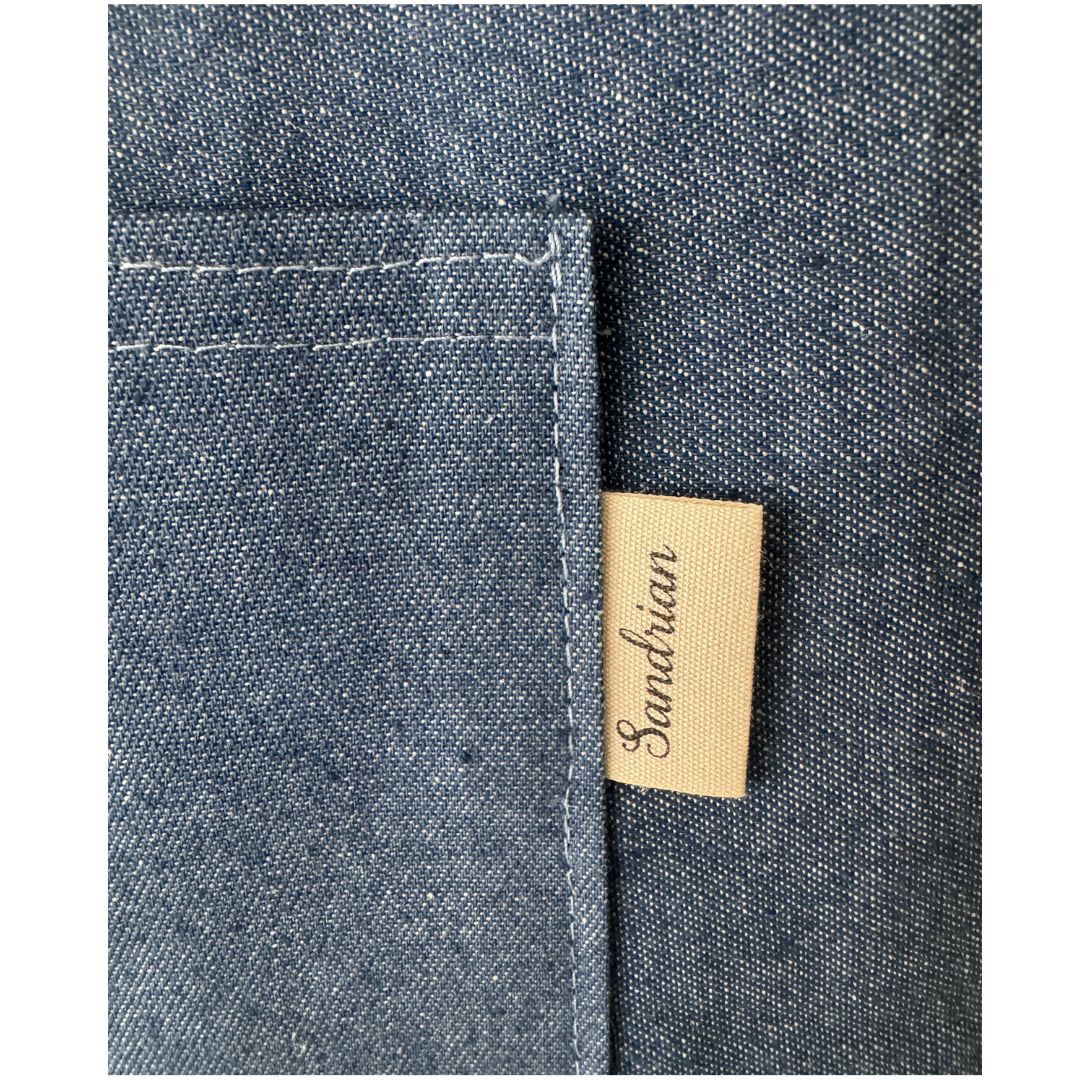 Personalisierte Kinderschürze Jeans von Sandrian – handgefertigt & nachhaltig