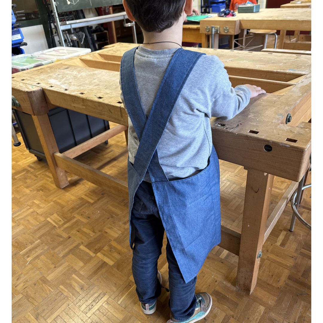 Kinderschürze Jeans Rückenansicht – Kreuzschulter-Design, einfach anzuziehen