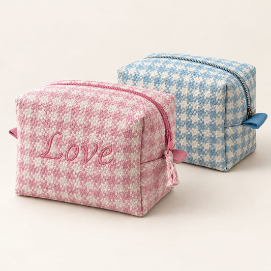 Kulturbeutel mit Namen in Tweed-Optik in Rosa und Blau, rosa Tasche mit Stickerei «Love»