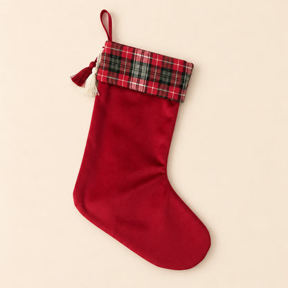 Handgefertigter Weihnachtsstrumpf roter Samt, karierter Rand & Quaste – Kiddoskiste