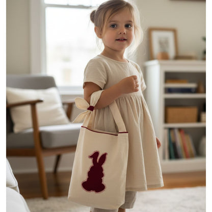 Kind trägt handgemachte Ostertasche rot wiederverwendbar Ostereiersuche