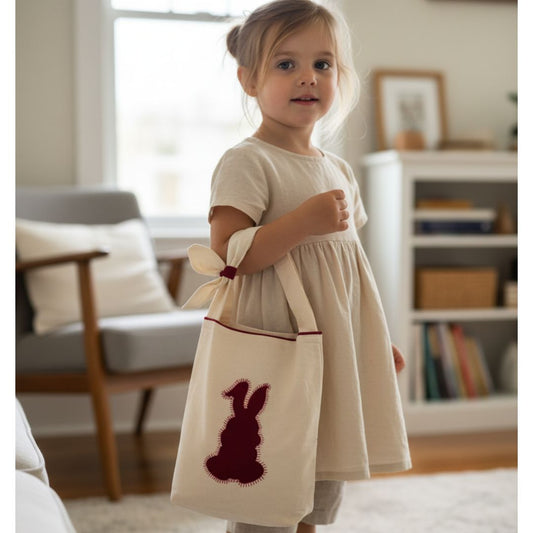 Kind trägt handgemachte Ostertasche rot wiederverwendbar Ostereiersuche