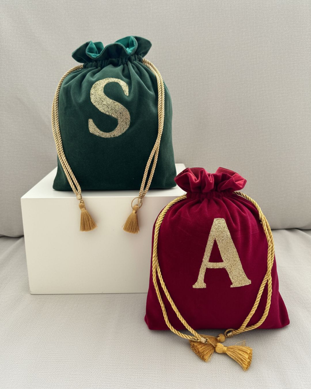 Luxus Geschenksäcke personalisiert handgefertigt Schweiz - Samt-Weihnachtssäcke mit Goldkordel und Quasten Sandrian