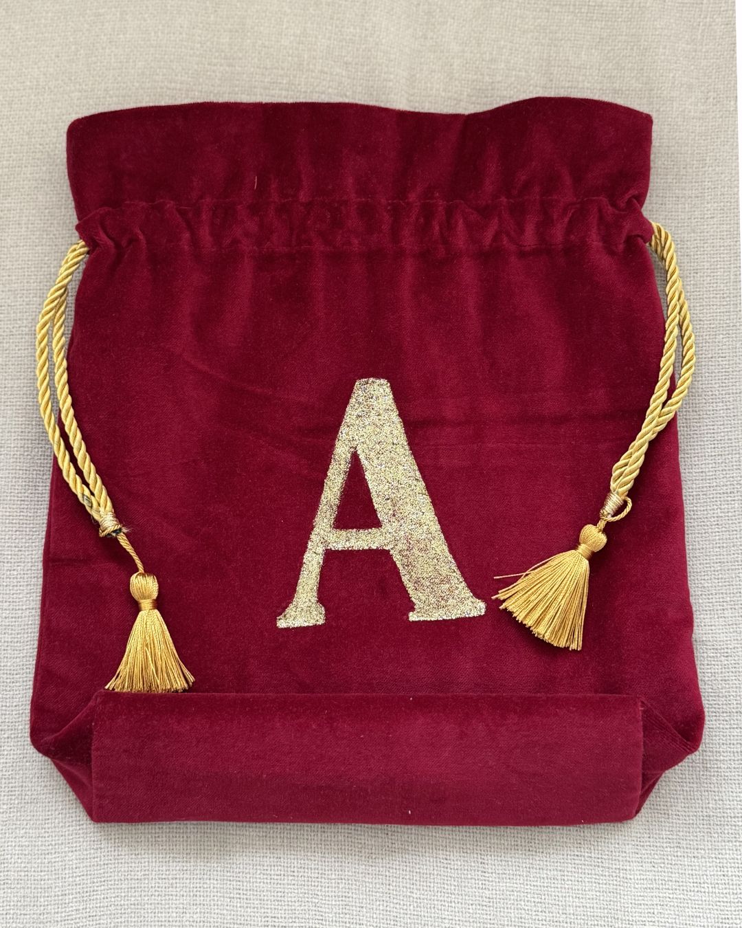 Personalisierter Geschenkbeutel Stoff Bordeauxrot - Weihnachten Samt mit Goldbuchstabe und Quasten Sandrian