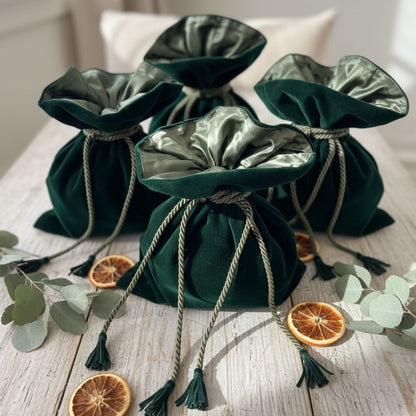Samt Geschenkbeutel Dunkelgrün 35x40cm mit Weihnachtsgeschenk - handgemachte nachhaltige Geschenkverpackung