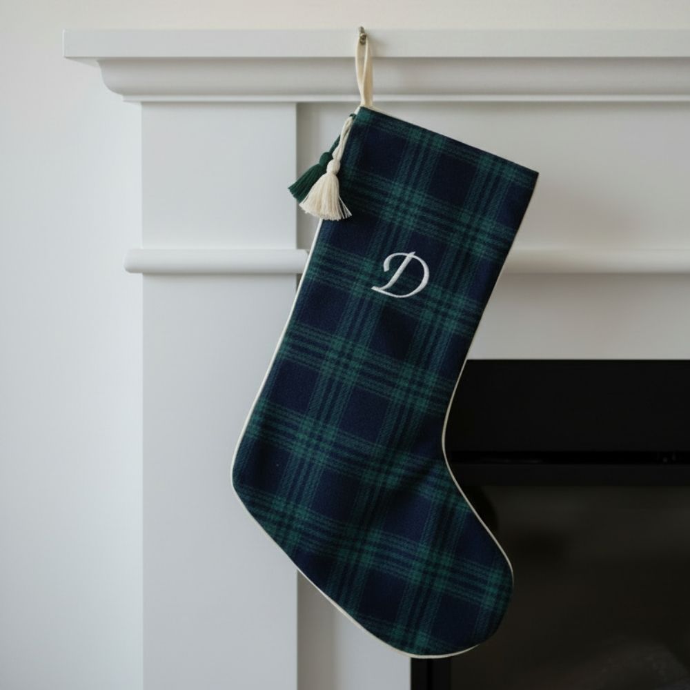 Handgefertigter Weihnachtsstrumpf kariert blau – personalisiert mit Buchstaben, am Kamin hängend