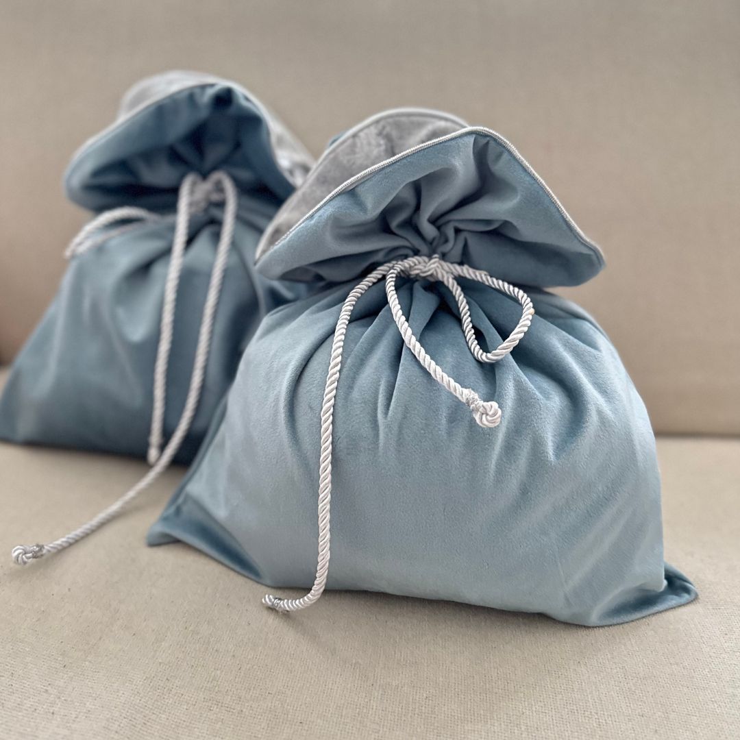 Nachhaltige Geschenkbeutel aus Samtstoff babyblau- Handgefertigter Stoff Geschenkbeutel mit silbernen Kordeln