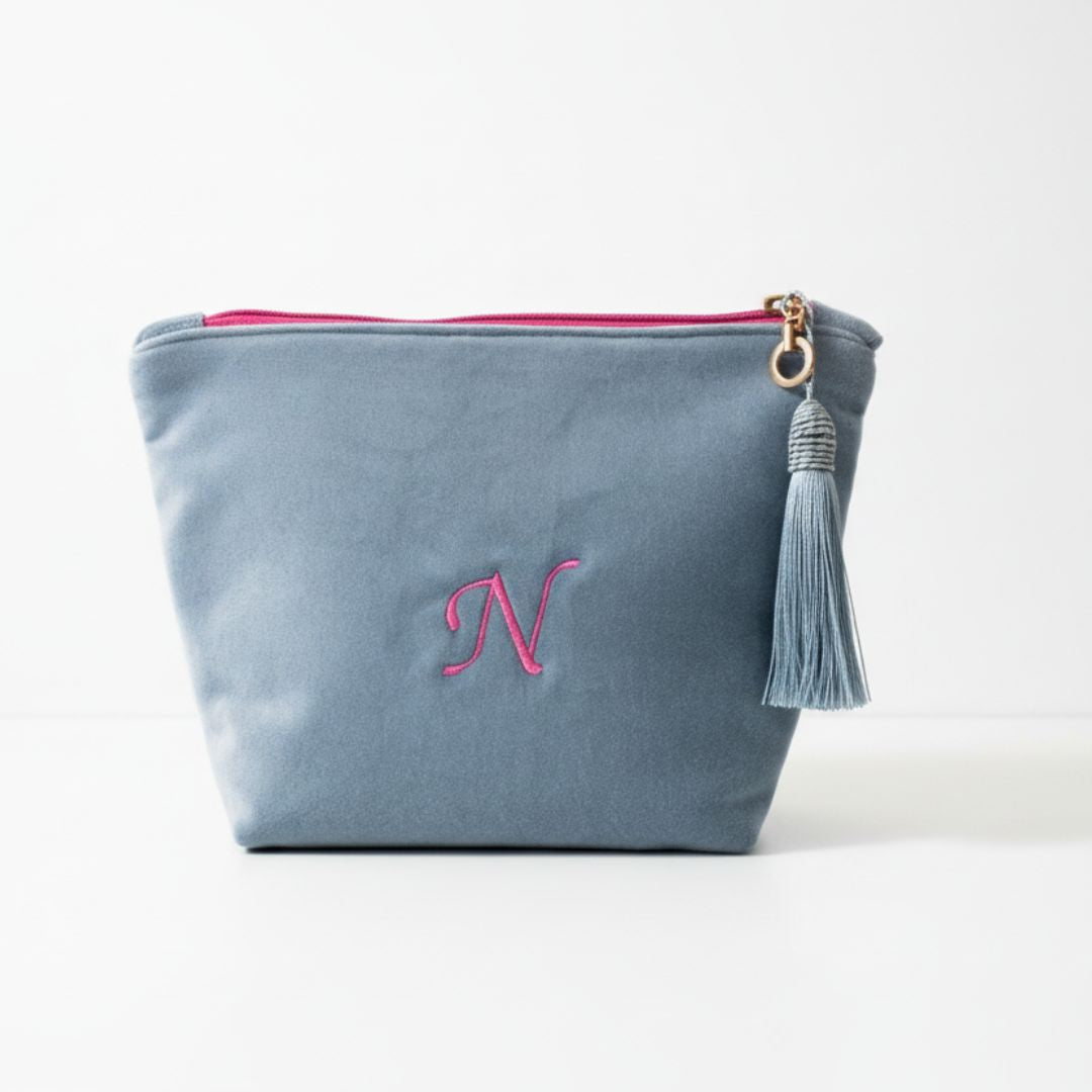 Bestickte Samt Kosmetiktasche in Babyblau – personalisiert mit Name oder Initialen, handgemacht