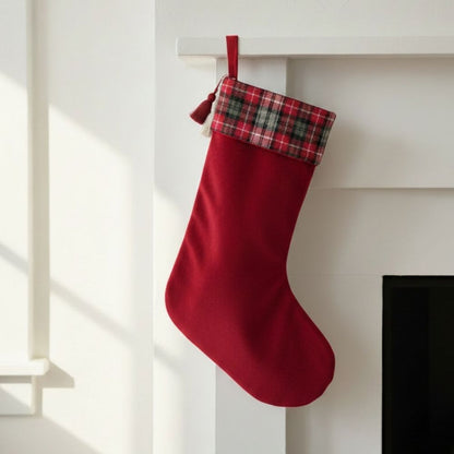 Weihnachtsstrumpf aus rotem Samt am Kamin – handgefertigte Kamindeko von Kiddoskiste
