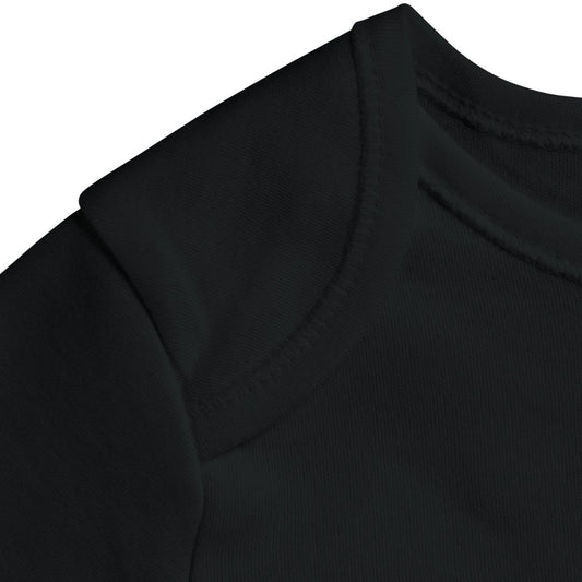 Detailaufnahme des schwarzen Weihnachtsstramplers Baby - Bärenfamilie mit weichem Rundhalsausschnitt aus 100% Baumwolle für hohen Tragekomfort.